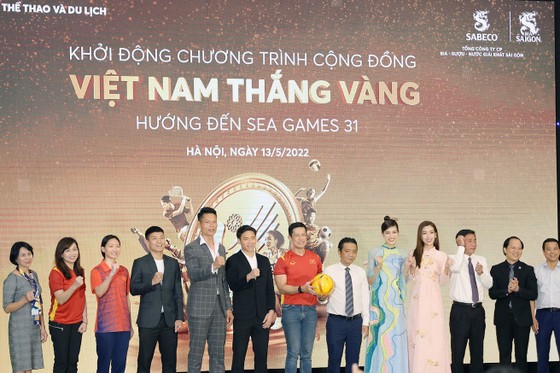 Hoa hậu Đỗ Thị Hà, Đỗ Mỹ Linh hào hứng ủng hộ chương trình “Việt Nam thắng vàng”
