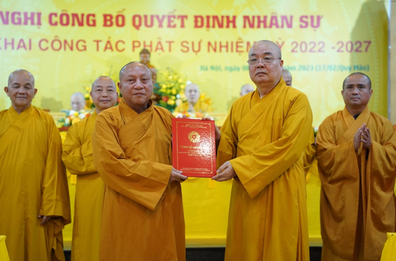 Hòa thượng Thích Gia Quang, Phó Chủ tịch Hội đồng Trị sự (người đứng bên trái) được giao làm Trưởng ban TT-TT Trung ương GHPGVN nhiệm kỳ (2022- 2027)