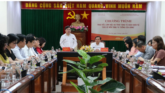 NXB Chính trị Quốc gia Sự thật tặng Ban Tuyên giáo Tỉnh ủy Phú Yên 2 tủ sách Bảo vệ nền tảng tư tưởng của Đảng và Chi bộ điện tử