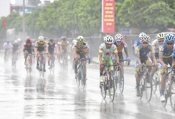Giải xe đạp quốc tế VTV 2018: Áo vàng đổi chủ ở chặng đua tốc độ “chóng mặt” ảnh 1
