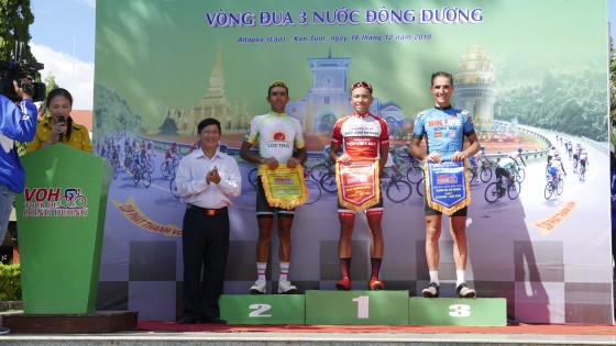 Mai Nguyễn Hưng trên bục nhận thưởng. 