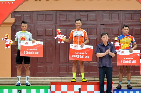 Lê Nguyệt Minh thắng thế trong cuộc chiến áo xanh giải xe đạp Cúp Truyền hình ảnh 2