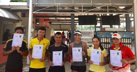 Đội tuyển quần vợt Việt Nam nhận giấy chứng nhận hạng nhì. 