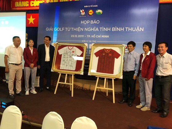 Đội trưởng đội bóng đá nữ Việt Nam Huỳnh Như và HLV phó KIm Chi tham dự họp báo. 