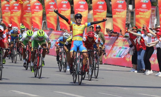 Tay đua Nguyễn Tấn Hoài ăn mừng chiến thắng tại đích đến. 