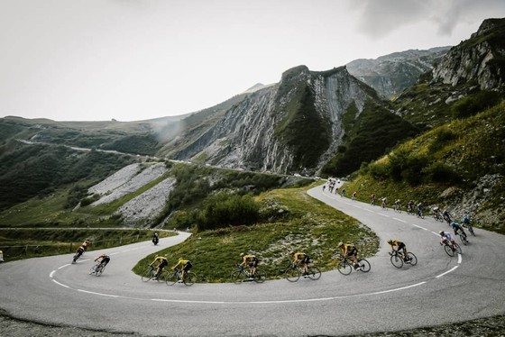 Tour de France 2020: “Superman” Miguel Lopez thắng chặng 17 khi Áo vàng Roglic nới rộng khoảng cách ảnh 1 Tour de France 2020: “Superman” Miguel Lopez thắng chặng 17 khi Áo vàng Roglic nới rộng khoảng cách ảnh 1