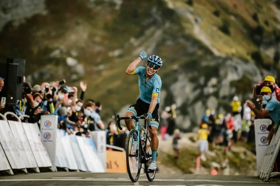 Tour de France 2020: “Superman” Miguel Lopez thắng chặng 17 khi Áo vàng Roglic nới rộng khoảng cách 