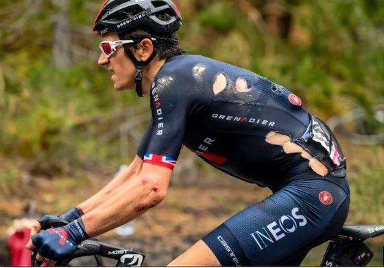 Tranh cãi chuyện ném chai nước gây tai nạn ở giải xe đạp Giro d’Italia ảnh 1