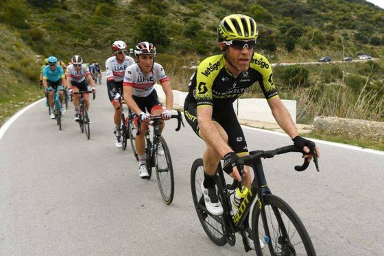 Tay đua xe đạp giải Giro d’Italia bị tai nạn vì… máy bay trực thăng ảnh 2