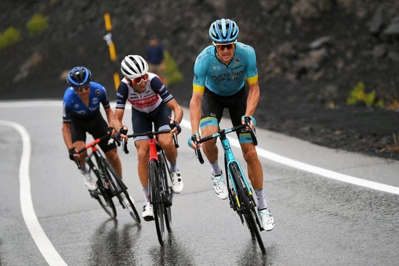 Vincenzo Nibali (giữa) và Jakob Fuglsang (phải) ở đoạn leo dốc của Giro d'Italia.