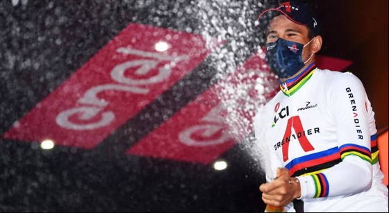 “Thần gió” Filippo Ganna vẫn là Vua cá nhân tính giờ giải xe đạp Giro d’Italia ảnh 1