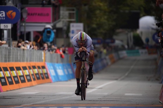 “Thần gió” Filippo Ganna vẫn là Vua cá nhân tính giờ giải xe đạp Giro d’Italia