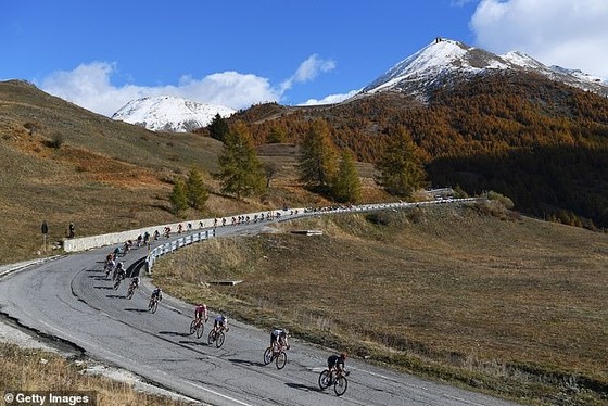 Cuộc chiến Áo hồng giải xe đạp Giro d’Italia gay cấn chỉ tính bằng % giây ảnh 1