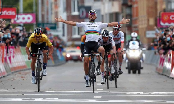 Primoz Roglic đoạt tay đua xe đạp xuất sắc nhất năm của Vélo d’Or ảnh 2