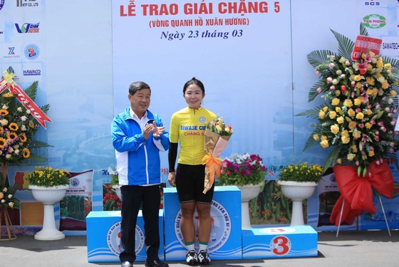 Nguyễn Thị Thật lần thứ hai thắng chặng lấy lại Áo xanh giải xe đạp nữ Biwase 2021 ảnh 3