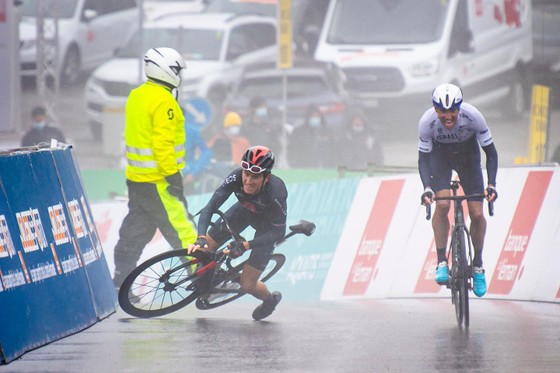 Geraint Thomas vực dậy sau té ngã giành Chiếc áo vàng Tour of Romandie 2021 ảnh 1