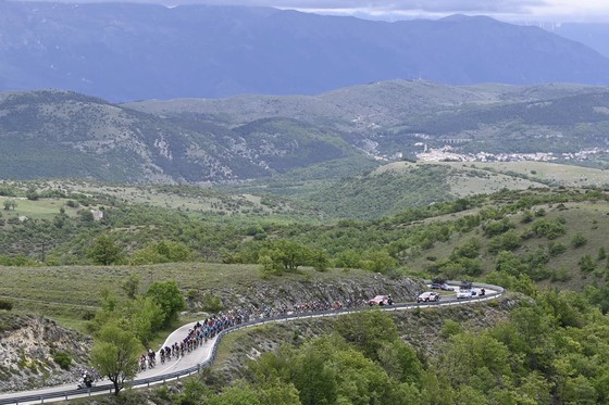 Cựu áo vàng Tour de France Egan Bernal lần đầu thắng chặng ở Grand Tour ảnh 1 Cựu áo vàng Tour de France Egan Bernal lần đầu thắng chặng ở Grand Tour ảnh 1