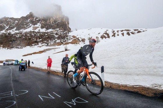Áo hồng Egan Bernal thắng lớn trong chặng đua phải cắt lộ trình vì mưa gió ảnh 2
