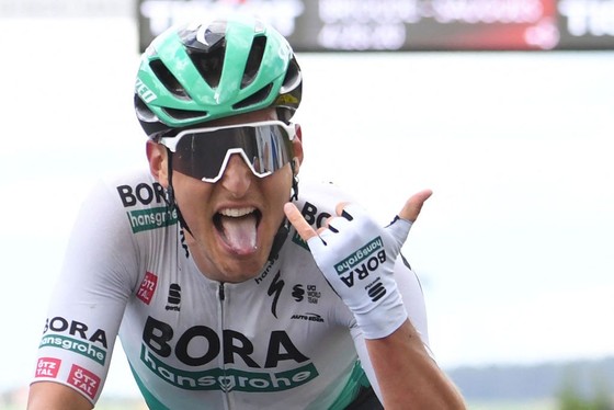 Áo vàng Brent Van Moer níu chân Chris Froome ở giải xe đạp Critérium du Dauphiné 2021 ảnh 3