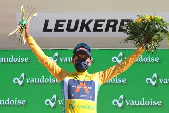 Richard Carapaz xé áo vàng Tour de Suisse ảnh 3