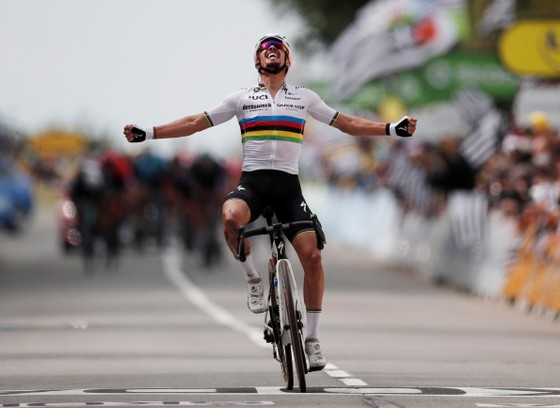 Hai tai nạn kinh hoàng trong ngày khai mạc giải xe đạp Tour de France ảnh 5