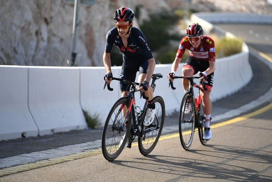 “Thần núi” Adam Yates trổ tài chạy…. marathon ảnh 1