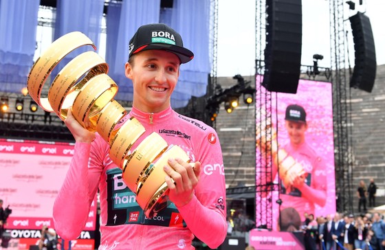 Nhận thưởng khủng, Jai Hindley tặng áo hồng Giro d’Italia cho viện bảo tàng ảnh 2