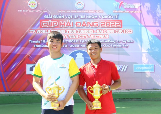 Nguyễn Quang VInh (trái) và Nguyễn Đại Khánh vô địch đôi nam