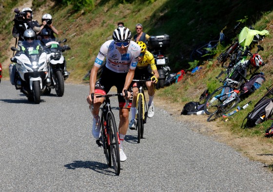 Jonas Vingegaard chạm một tay vào áo vàng chung cuộc Tour de France 2022 ảnh 3 Jonas Vingegaard chạm một tay vào áo vàng chung cuộc Tour de France 2022 ảnh 3