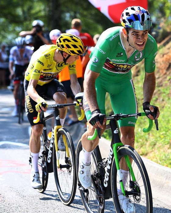 Jonas Vingegaard chạm một tay vào áo vàng chung cuộc Tour de France 2022 ảnh 4 Jonas Vingegaard chạm một tay vào áo vàng chung cuộc Tour de France 2022 ảnh 4