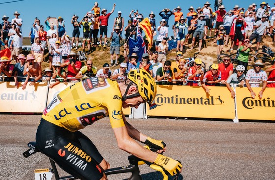 Jonas Vingegaard chạm một tay vào áo vàng chung cuộc Tour de France 2022 ảnh 2 Jonas Vingegaard chạm một tay vào áo vàng chung cuộc Tour de France 2022 ảnh 2