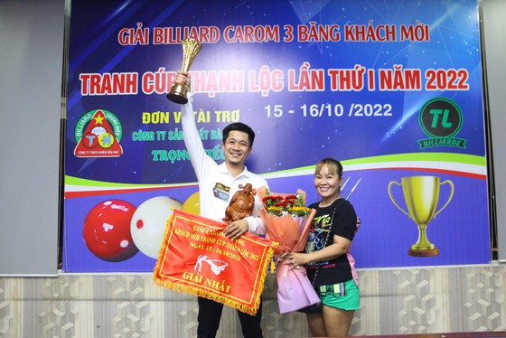 Nguyễn Văn Tài nâng cao chiếc Cúp vô địch