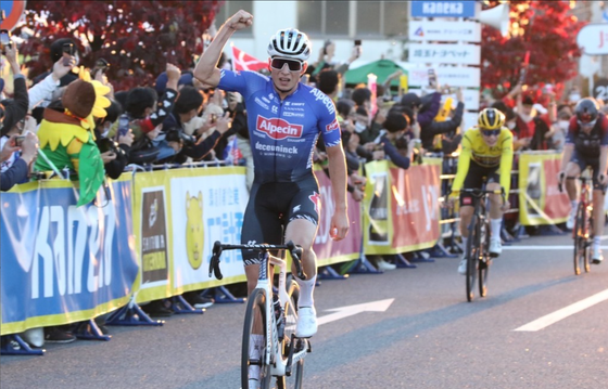 Jasper Philipsen rút thắng áo vàng Tour de France Jonas Vingegaard