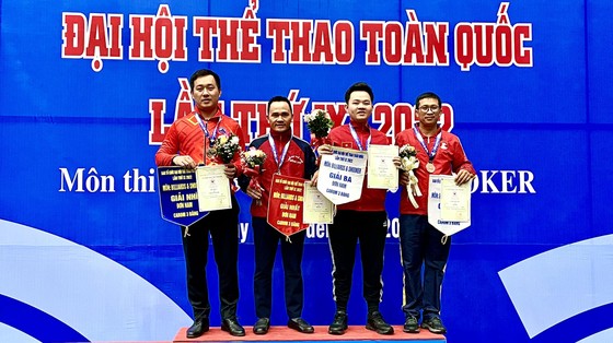 Trần Đức Minh (thứ hai từ trái sang) trên bục nhận thưởng