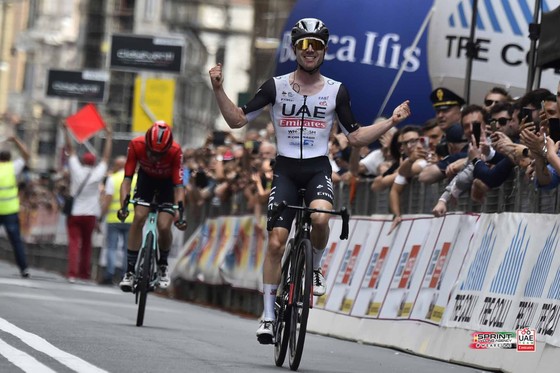 Marc Hirschi tung nước rút chiến thắng Giro dell'Appennino 2023