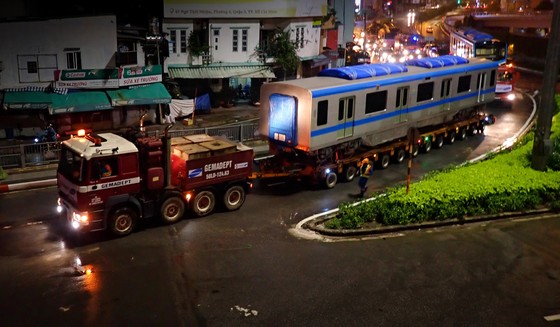 Cảnh vận chuyển xuyên đêm đưa 3 toa tàu metro 1 từ cảng Khánh Hội về depot Long Bình ảnh 4