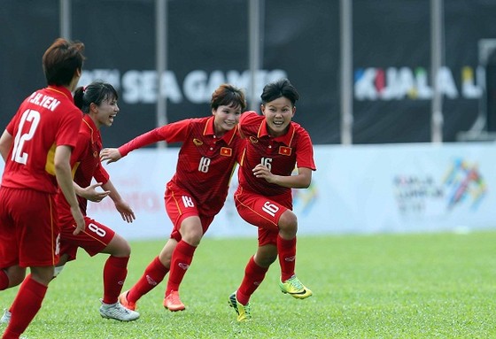 Các cầu thủ Việt Nam khẳng định sự vượt trội trước Myanmar. Ảnh HOÀNG HÙNG 