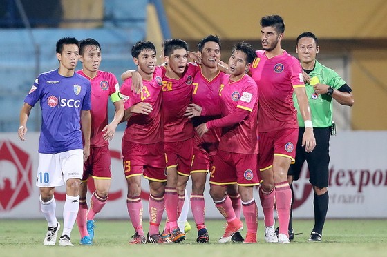 Niềm vui của đội Sài Gòn sau khi ghi giành 1 điểm trên sân Hàng Đẫy. (Ảnh: MINH HOÀNG)