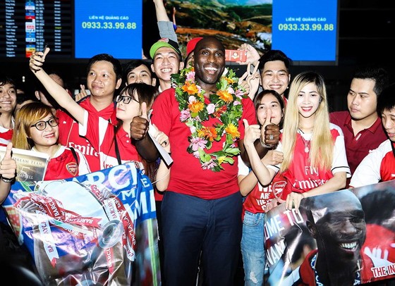 Sol Cambell trong vòng vây của fan hâm mộ CLB Arsenal tại sân bay Tân Sơn Nhất. Ảnh: ANH TRẦN