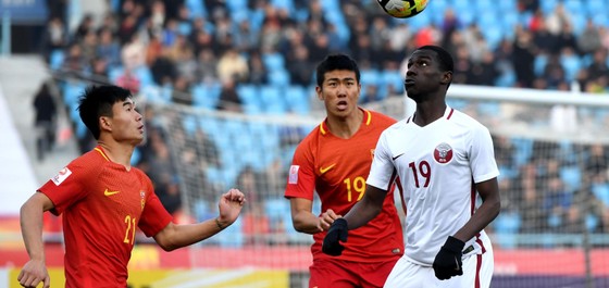 Đội U23 Trung Quốc (áo đỏ) bị loại từ vòng bảng sau khi thua Qatar ở trận quyết định. Ảnh: AFC