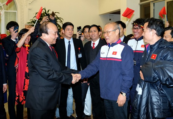 Thủ tướng Nguyễn Xuân Phúc đã biểu dương thành tích của HLV Park Hang-seo và các cầu thủ của đội U23 Việt Nam. Ảnh: QUANG HIẾU