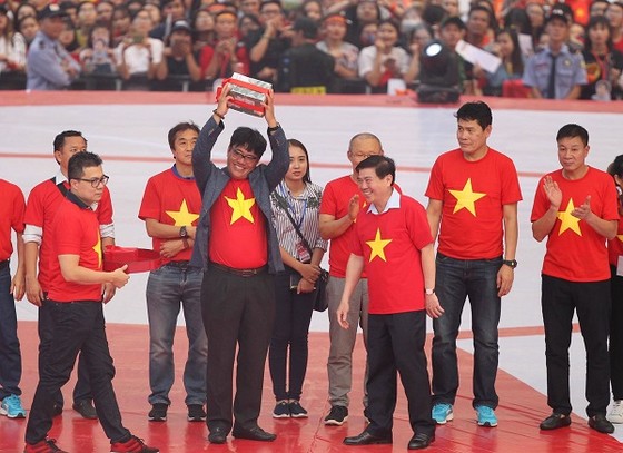 Chủ tịch UBND TPHCM Nguyễn Thành Phong trao thưởng cho tập thể và các cá nhân của đội U23 Việt Nam. Ảnh: HOÀNG HÙNG