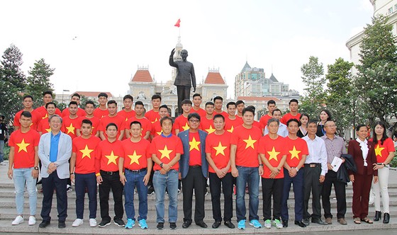 Đội U23 Việt Nam dự lễ dâng hương tượng đài Bác Hồ ảnh 5