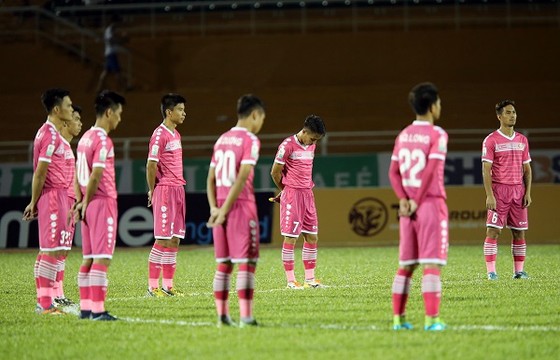 Cầu thủ CLB Sài Gòn cùng nhiều đội khác dành 1 phút mặc niệm, tưởng nhớ nguyên Thủ tướng Phan Văn Khải