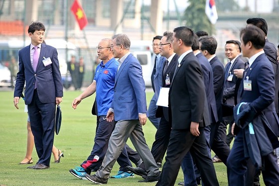 Phái đoàn của Tổng thống Moon Jae-in từ sân bay đi thẳng đến sân tập của đội tuyển Việt Nam. Ảnh: MINH HOÀNG