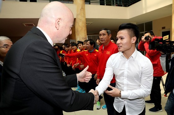 Chủ tịch FIFA Gianni Infantino  bắt tay Quang Hải trong chuyến thăm Việt Nam mới đây. Ảnh: MINH HOÀNG