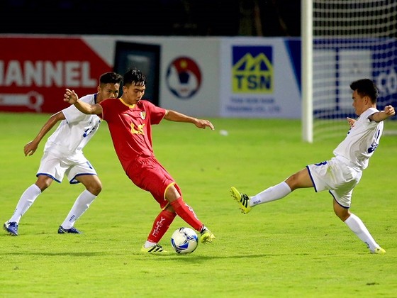 Viettel (áo đỏ) giành 3 điểm đầu tiên trước An Giang