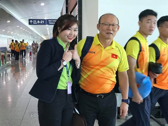 Một nhân viên sân bay Tân Sơn Nhất chụp ảnh lưu niệm cùng HLV Park Hang-seo. Ảnh: DŨNG PHƯƠNG