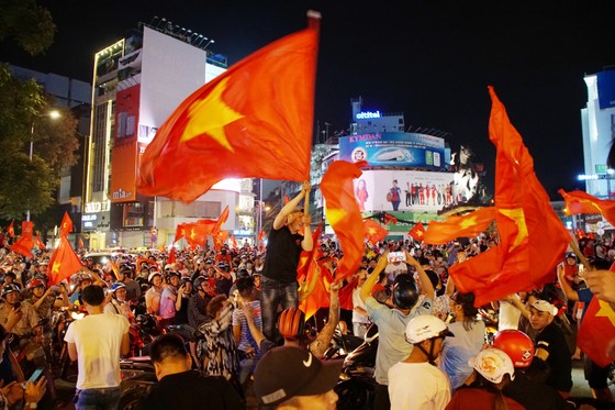 Người hâm mộ xuống đường mừng chiến thắng ảnh 2