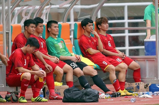 Nỗi buồn của các cầu thủ Việt Nam sau khi thua ở loạt sút luân lưu. Ảnh: DŨNG PHƯƠNG